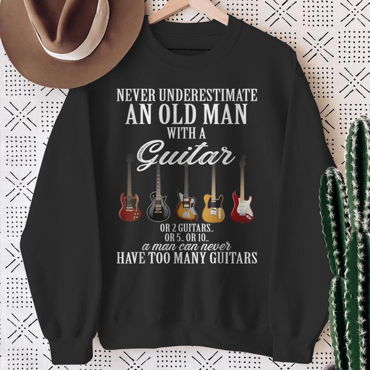 Never Underestimate An Old Man With A Guitar スウェットシャツ 年配の女性への贈り物