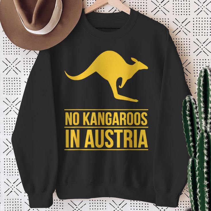 No Kangaroos In Austria スウェットシャツ 年配の女性への贈り物