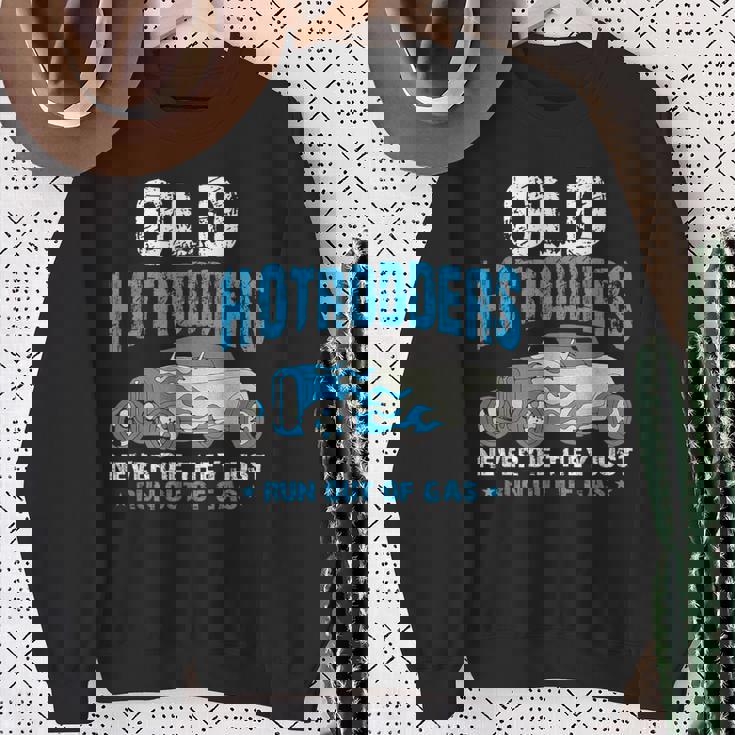 Old Hotrodders Never Die They Just Run Out Of Gas 米国車 ホットロッド スウェットシャツ 年配の女性への贈り物