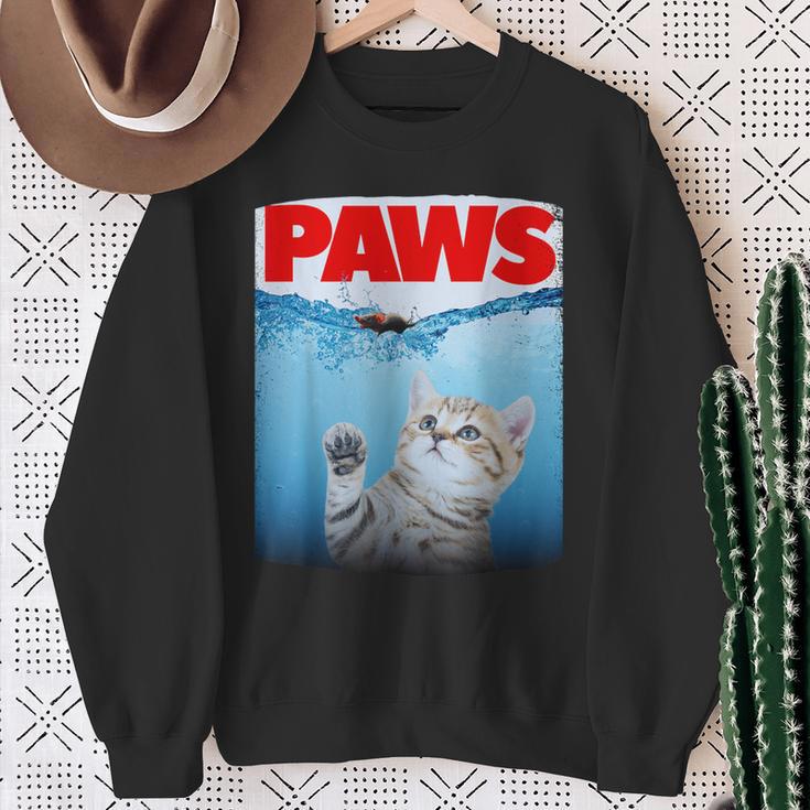 Paws Parody Cat Chasing A Cutecared Mouse Cat Lover スウェットシャツ 年配の女性への贈り物