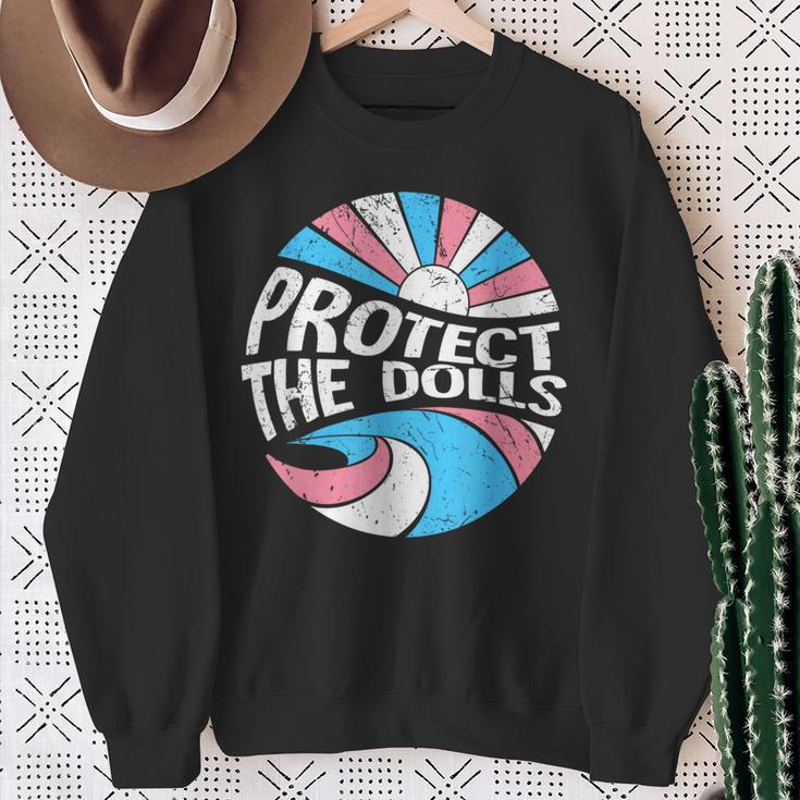 Protect The Dolls、トランスジェンダーlgbt、トランスジェンダーの権利 スウェットシャツ 年配の女性への贈り物