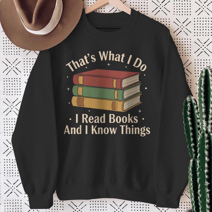 That's What i Do i Read Books And i Know Things Vintage Art Sweatshirt Gifts for Old Women