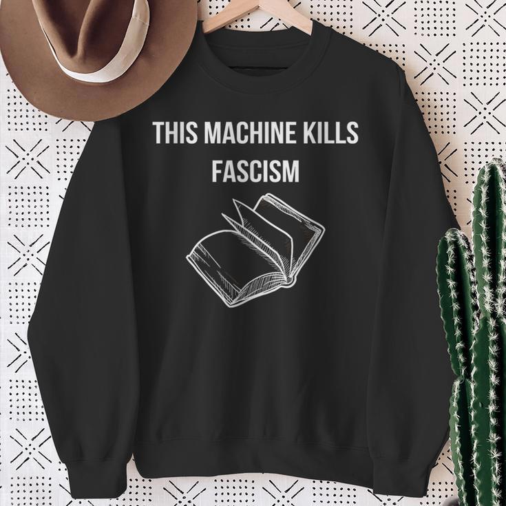 This Machine Kills Fascism 本読書 反トランプ スウェットシャツ 年配の女性への贈り物