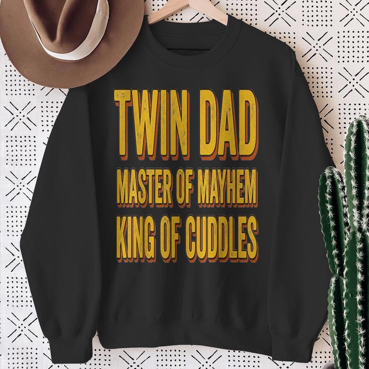 Twin Dad 父の日 ツインダッド メイヘムのマスター 抱きしめる王様 スウェットシャツ 年配の女性への贈り物