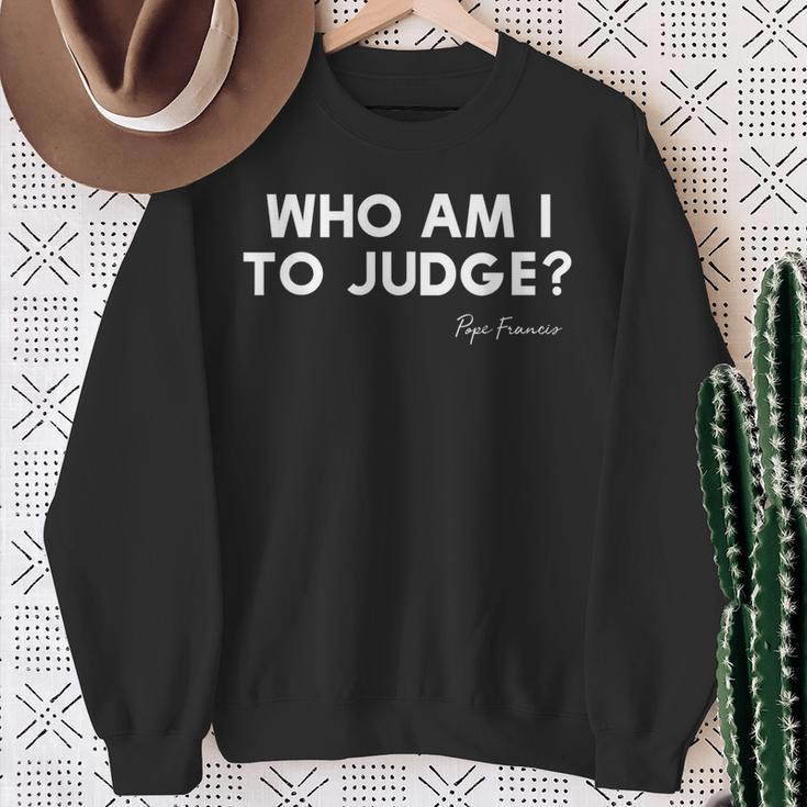 Who Am I To Judge ローマ教皇フランシスコの感動的な引用 スウェットシャツ 年配の女性への贈り物