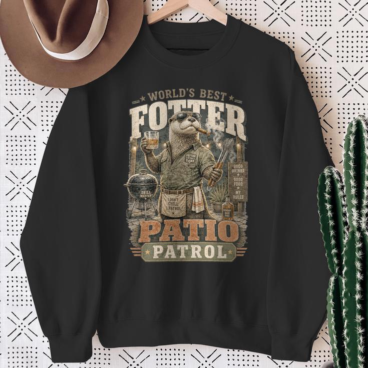 Worlds Best Fotter パティオ パトロール 裏庭 カワウソ しゃれ 誕生日 長袖tシャツ スウェットシャツ 年配の女性への贈り物