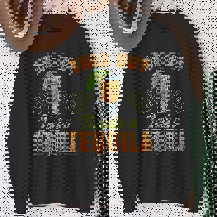 この男にはテキーラが必要だ ドリンク 酒飲み 飲酒 テキーラ スウェットシャツ 年配の女性への贈り物