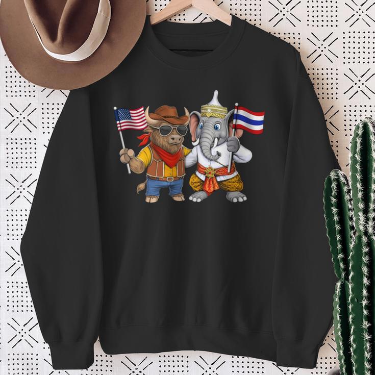 アメリカ・タイ国旗 誇り高いタイ系アメリカ人のルーツ タイ系アメリカ人の遺産 長袖tシャツ スウェットシャツ 年配の女性への贈り物