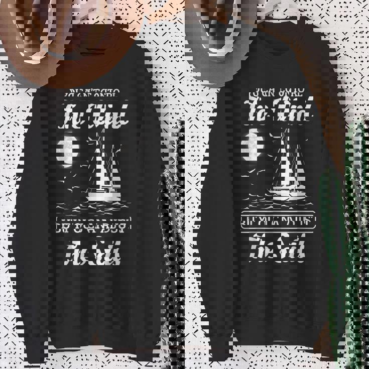 インスピレーションを与えるセーリングの引用句 航海風と帆のデザイン。 スウェットシャツ 年配の女性への贈り物