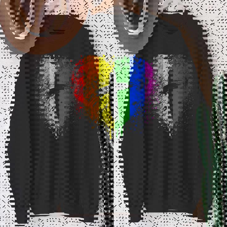 クロスのあるレインボー ハート、キリスト教の宗教的なゲイ プライド スウェットシャツ 年配の女性への贈り物