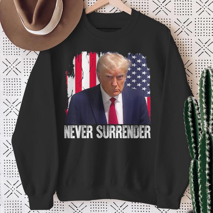 トランプは決して降伏しない 共和党大統領ドナルド・トランプ スウェットシャツ 年配の女性への贈り物