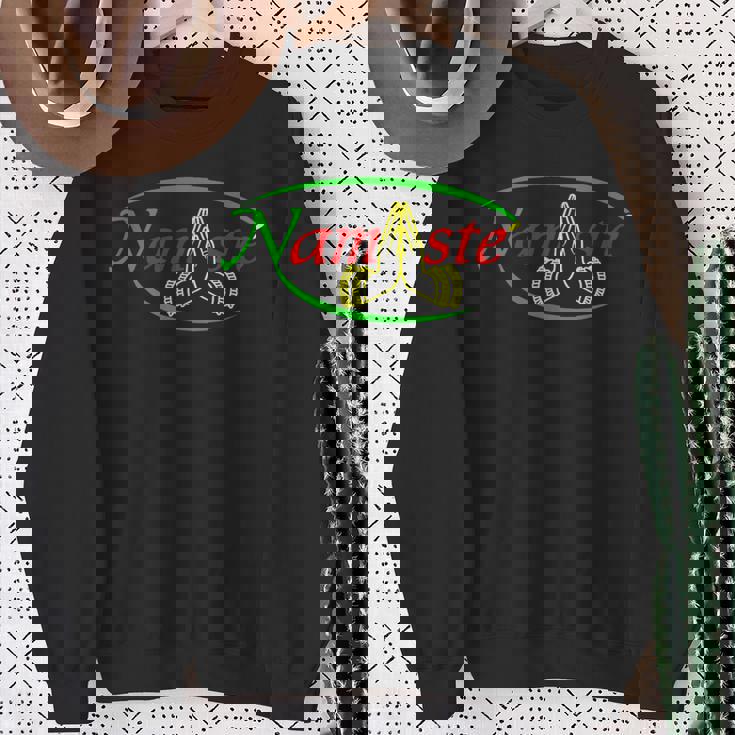 ナマステとラスタカラーヨガ。 スウェットシャツ 年配の女性への贈り物