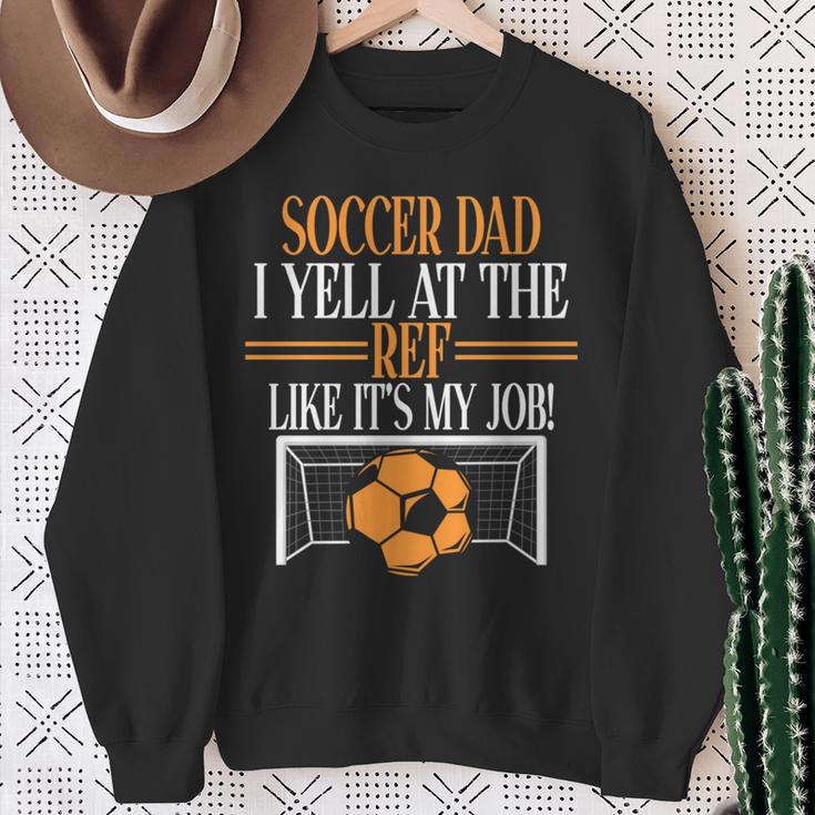審判に自分の仕事みたいに怒鳴るよ。サッカーパパ。 長袖tシャツ スウェットシャツ 年配の女性への贈り物