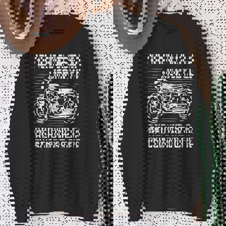 精神科医の外にバイクが停まっているのを見たことはありません 長袖tシャツ スウェットシャツ 年配の女性への贈り物