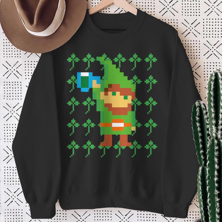 聖パトリックデー 乾杯 ピクセルアート シャムロック ドット絵 レトロゲーム スウェットシャツ 年配の女性への贈り物