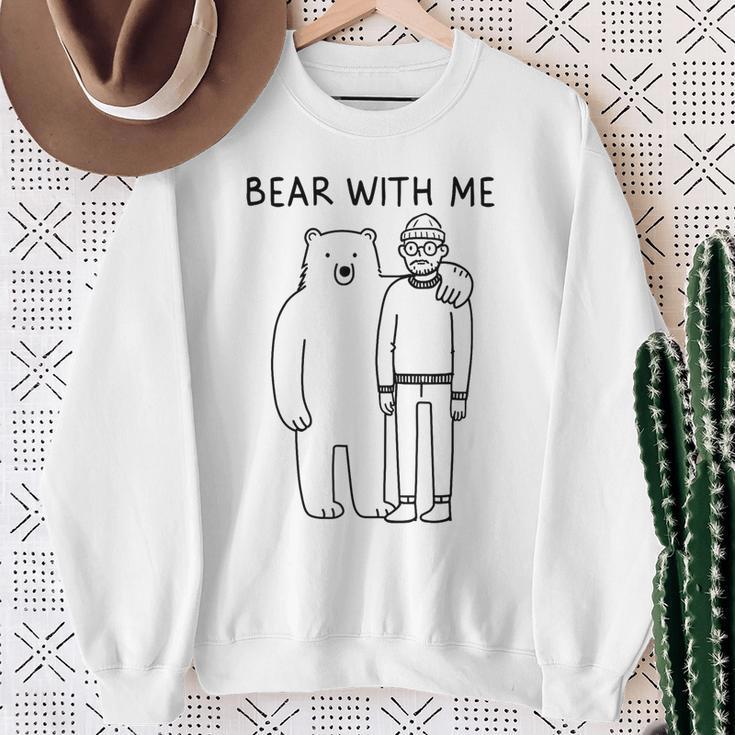 Bear With Me – 面白いミニマリストアニマルしゃれ スウェットシャツ 年配の女性への贈り物