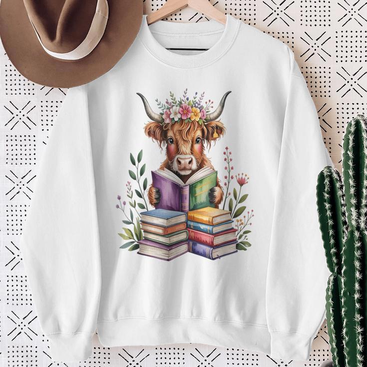 Cute Highland Cow Library Bookworm Librarian Books Reading Sweatshirt Gifts for Old Women Cute Highland Cow Library Bookworm Librarian Books Reading Sweatshirt Gifts for Old Women
