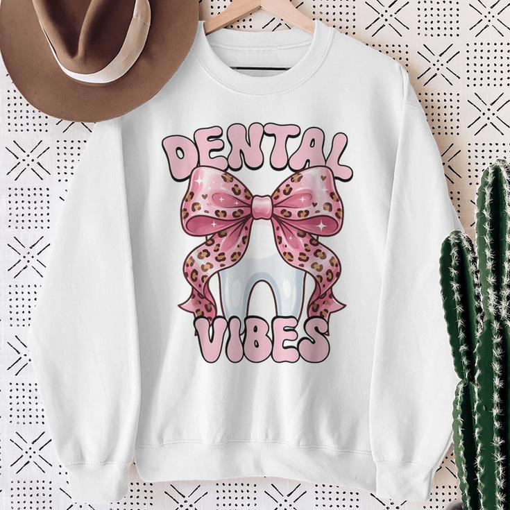 Dentalibes 歯 ピンク ヒョウ柄 弓 歯科医 スウェットシャツ 年配の女性への贈り物