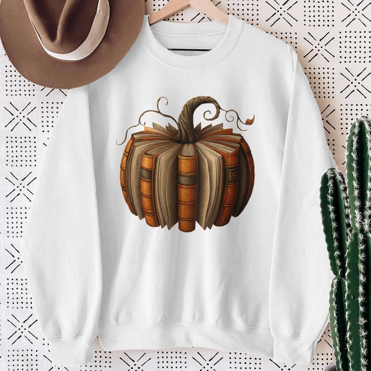 Fall Book Pumpkin Halloween Retro Fall Librarians Bookworm Sweatshirt Gifts for Old Women