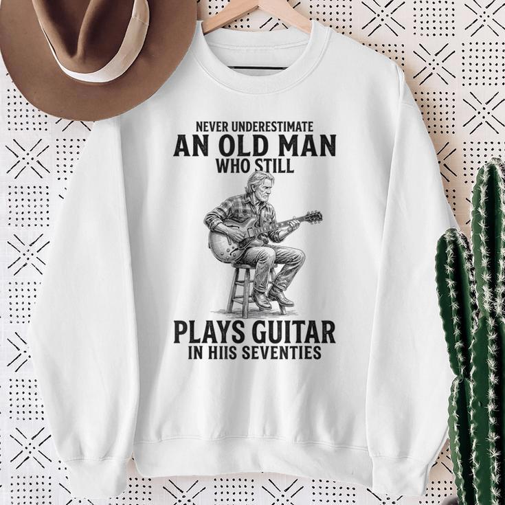 Never Underestimate An Old Man Who Who Guitar スウェットシャツ 年配の女性への贈り物