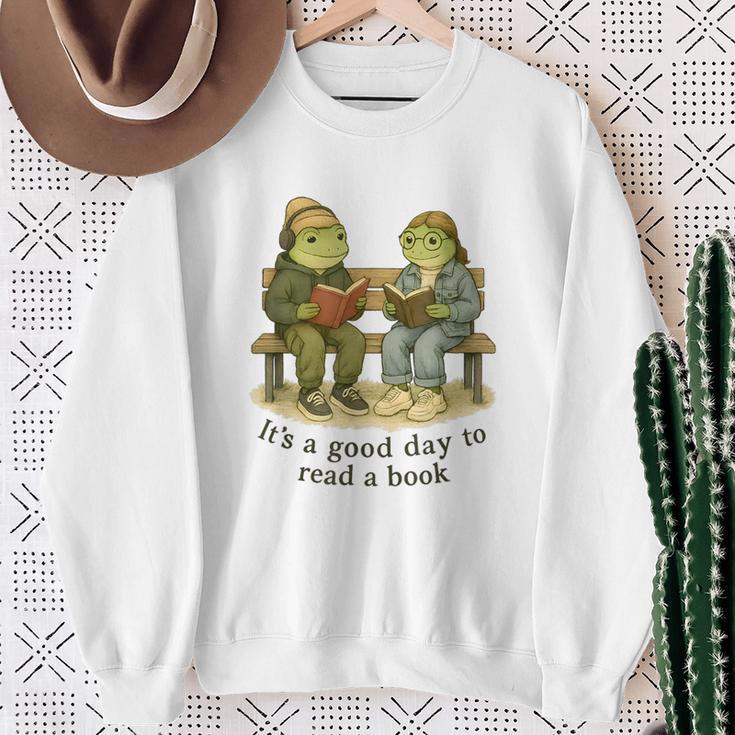 It’s A Good Day To Read A Book – Reading Frog Sweatshirt Gifts for Old Women It’s A Good Day To Read A Book – Reading Frog Sweatshirt Gifts for Old Women