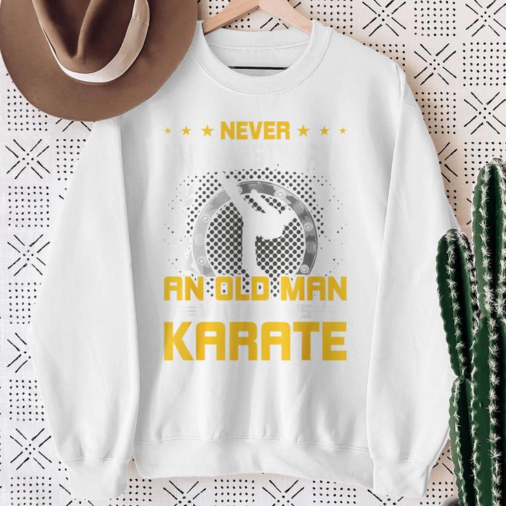 Never Underestimate An Old Man Who Know Karate スウェットシャツ 年配の女性への贈り物