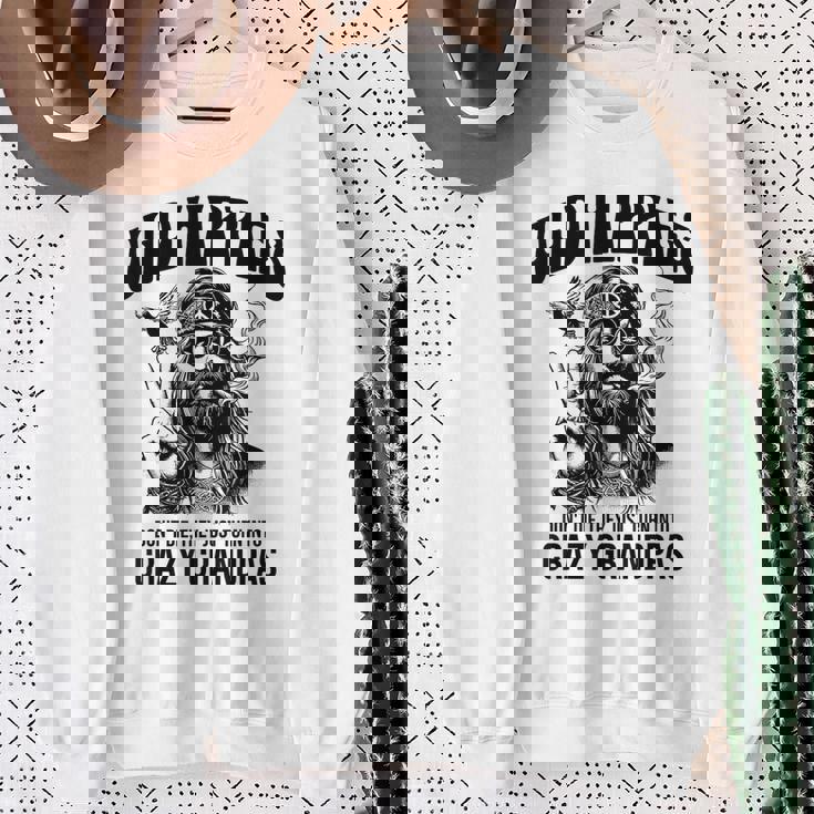 Old Hippies Don't Die They Turn Into Crazy Grandpas スウェットシャツ 年配の女性への贈り物