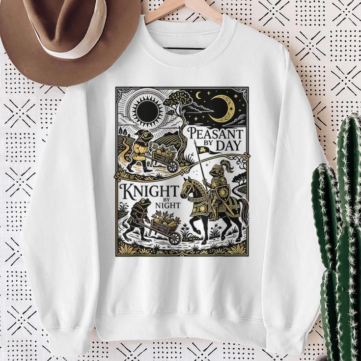 Peasant By Day Knight By Night ルネッサンスフェア ファニー カエル スウェットシャツ 年配の女性への贈り物