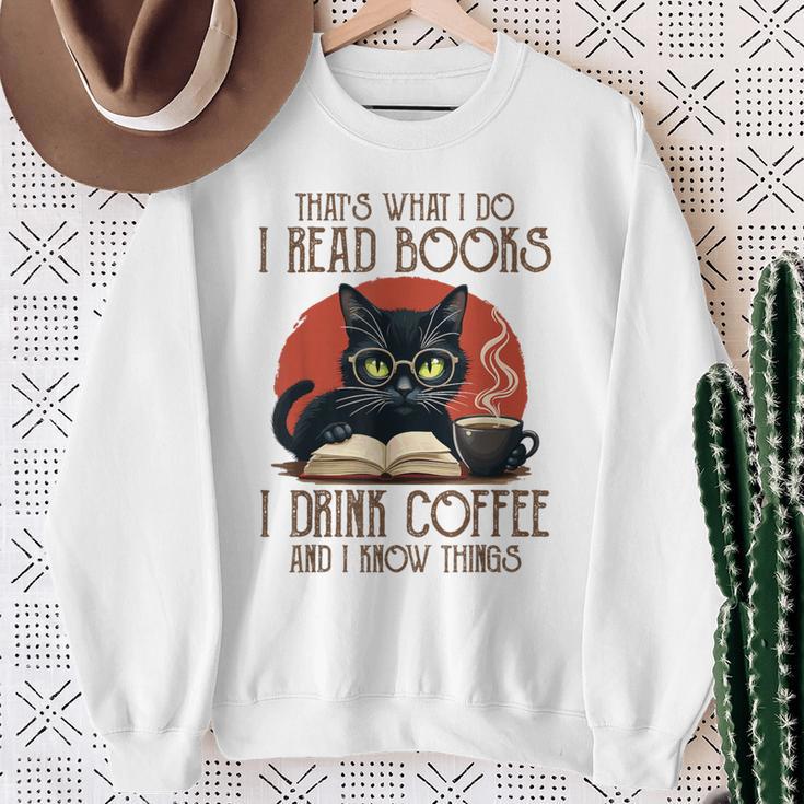 i Read Books And i Know Things Cat Reading Coffee Sweatshirt Gifts for Old Women