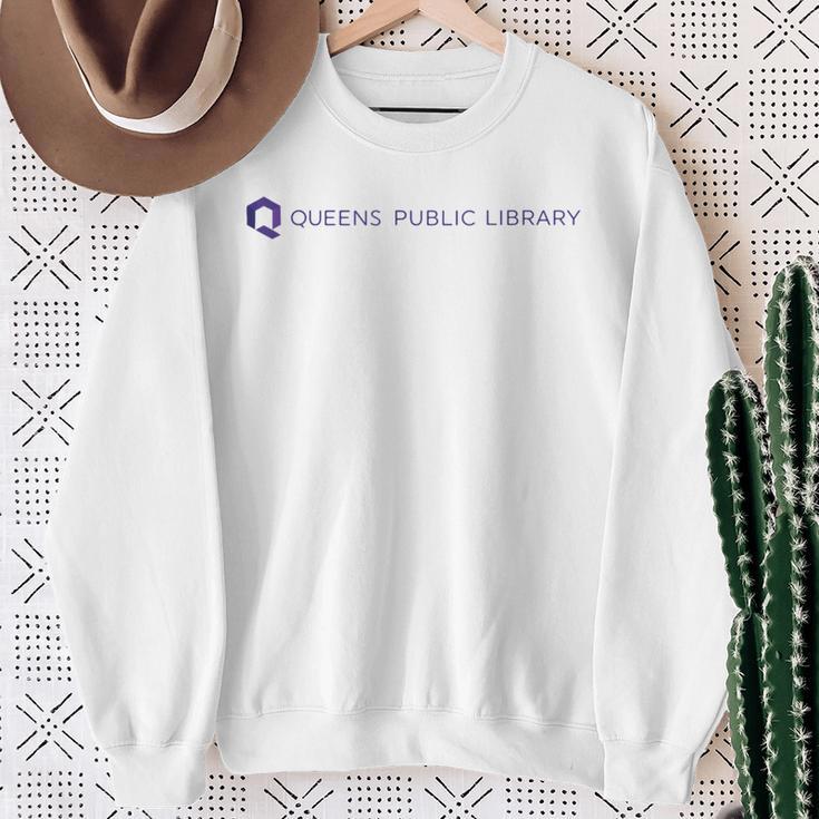 Retro Queens Public Library NY New York Book Lover Sweatshirt Gifts for Old Women
