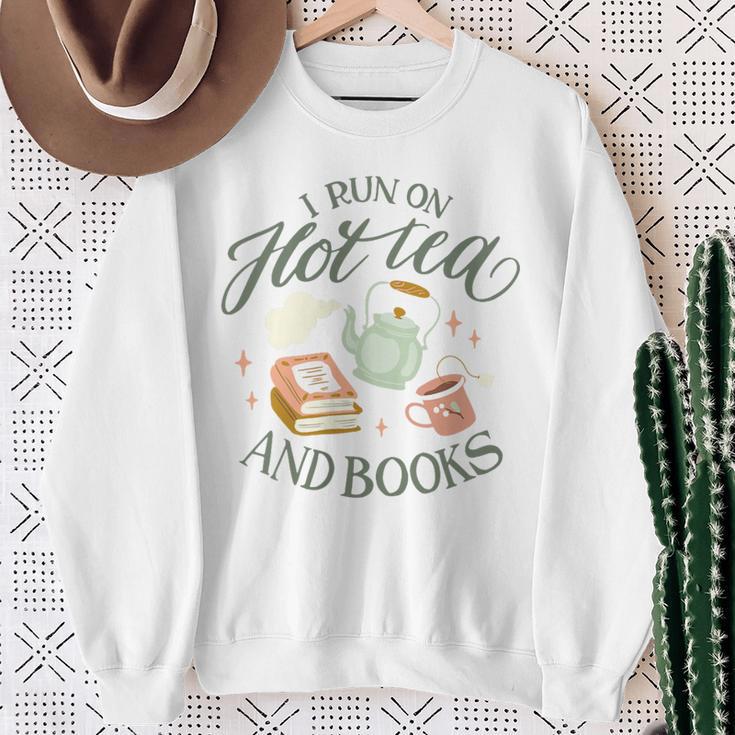 I RUN ON HOT TEA & BOOKS Reader Reading Meme ON BACK Sweatshirt Gifts for Old Women I RUN ON HOT TEA & BOOKS Reader Reading Meme ON BACK Sweatshirt Gifts for Old Women