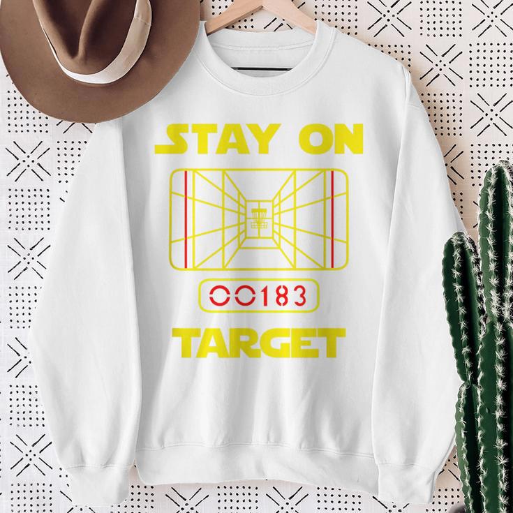 Stay On Target-ディスクゴルフtシャツ スウェットシャツ 年配の女性への贈り物