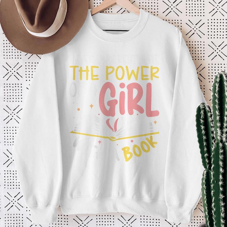 Never Underestimate Bookworm Girl Book Reader Reading Sweatshirt Gifts for Old Women
