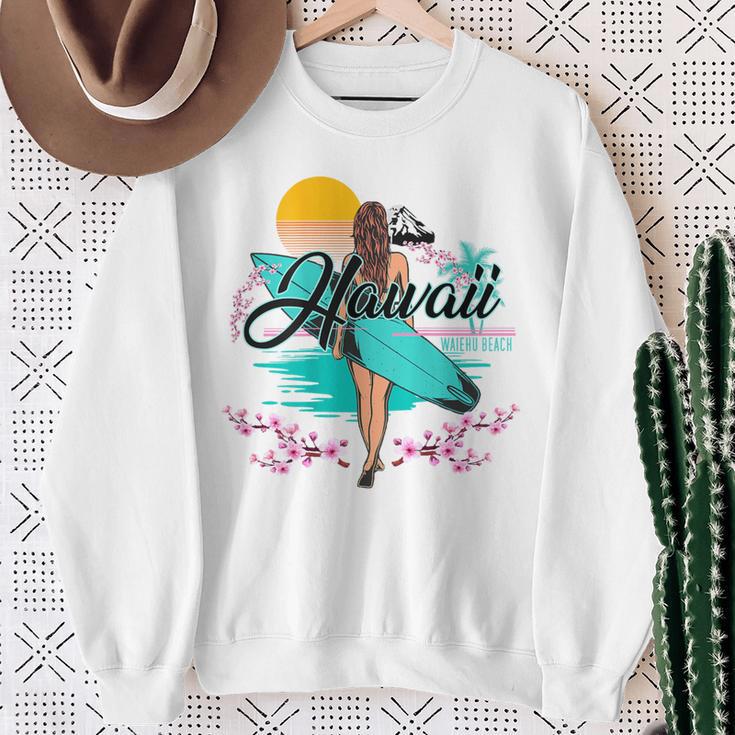 Waiehu Beach Hawaii、サーフィンサーフボードレトロ スウェットシャツ 年配の女性への贈り物