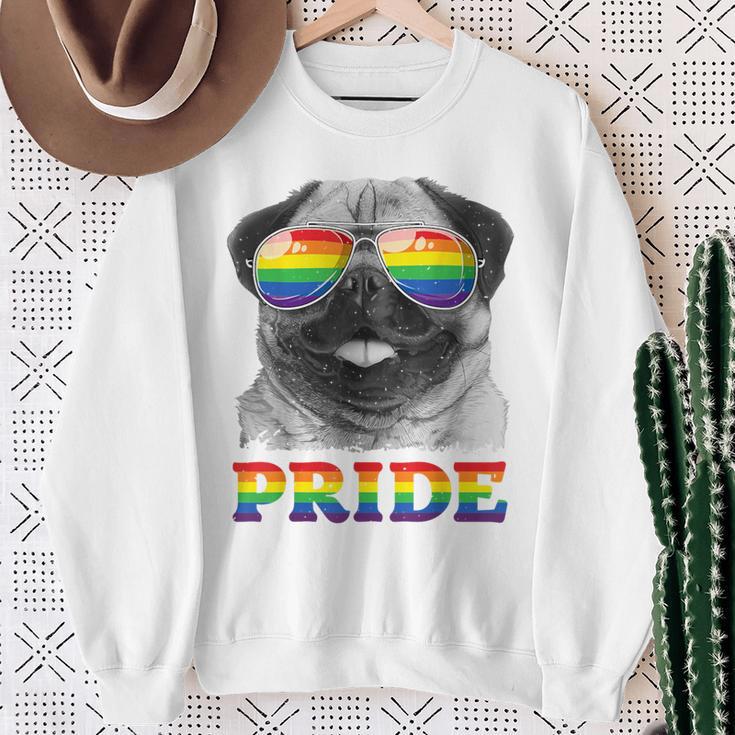 パグ ゲイプライド Lgbt レインボーフラッグ サングラス Lgbtq ギフト 犬 スウェットシャツ 年配の女性への贈り物