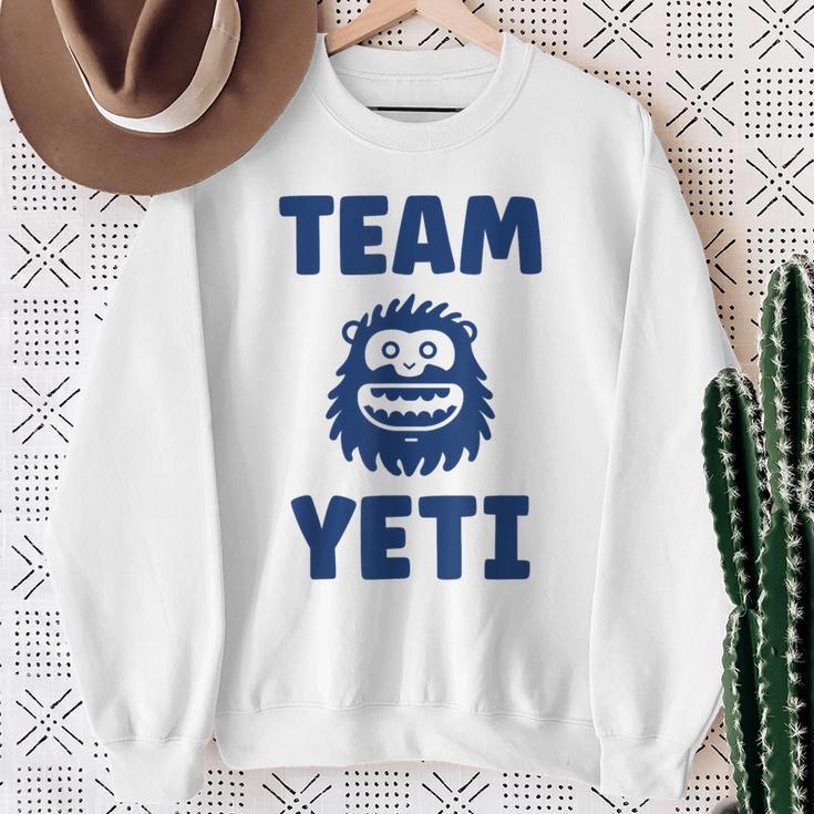 野獣のイエティ 忌まわしい雪だるまのユーモア 私はイエティが大好き Team Yeti スウェットシャツ 年配の女性への贈り物