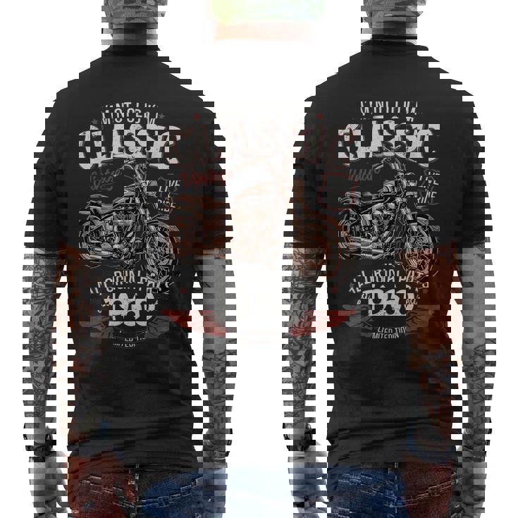 66 歳の誕生日男性オートバイ バイクに乗る人 1960 メンズTシャツ バックプリント