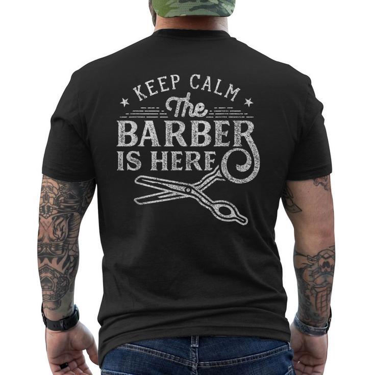 Keep Calm The Barber Is Here ショップ ヘアドレッサー バーバー メンズTシャツ バックプリント