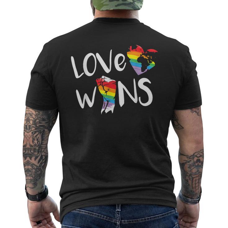 Love Wins Raised Fist Lgbt Lgbtq プライド アウェアネス レインボー メンズTシャツ バックプリント