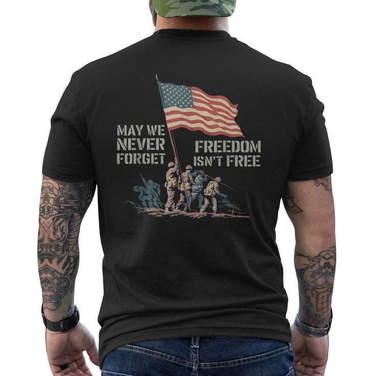 May We Never Forget Freedom Isnt Free アメリカ国旗 ベテラン メンズTシャツ バックプリント