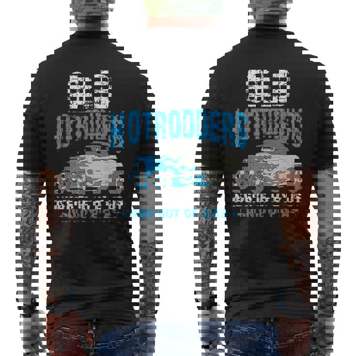 Old Hotrodders Never Die They Just Run Out Of Gas 米国車 ホットロッド メンズTシャツ バックプリント
