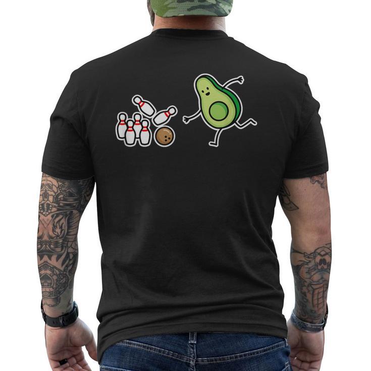 アボカドピットケトビーガンでボウリングをする楽しいアボカド。 メンズTシャツ バックプリント