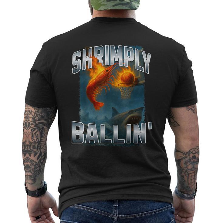 エビのバリン 燃えるようなエビがサメの上に沈むミーム。 メンズTシャツ バックプリント