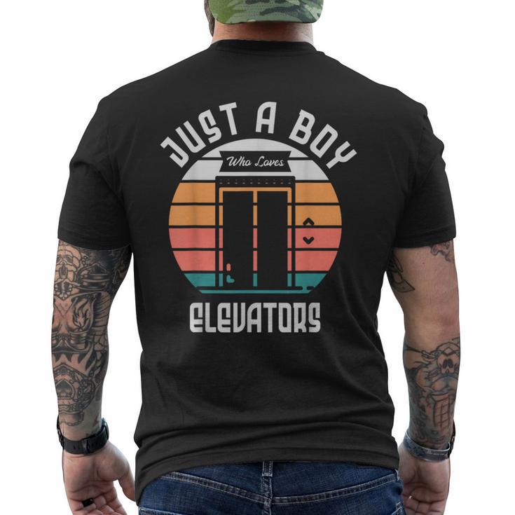 エレベーターが大好きな少年 エレベーターメカニック エレベーター。 メンズTシャツ バックプリント