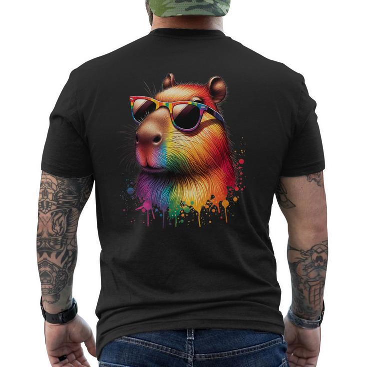 カピバラレインボーフラッグゲイプライド メンズTシャツ バックプリント