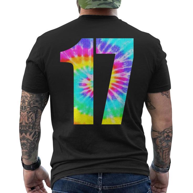 カラフルなタイダイ 17歳の誕生日または17番のチームイベント メンズTシャツ バックプリント