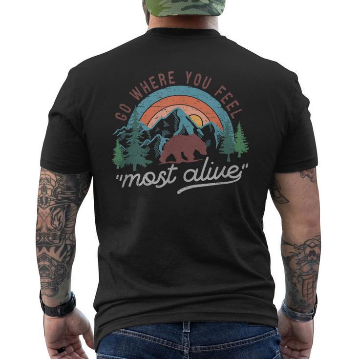 キャンプ おもしろ アウトドア 楽しい 山登り キャンピング 生きていると感じるところへ行く メンズTシャツ バックプリント