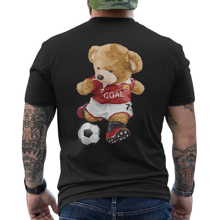 サッカーをするかわいいテディベア。 メンズTシャツ バックプリント