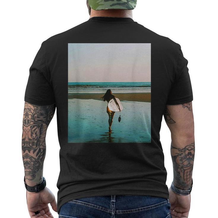 サーファー ガール（写真 リアルフォト）【Surfide サーフサイド】サーフィン 夏・海 ビーチ 砂浜 おしゃれ メンズTシャツ バックプリント