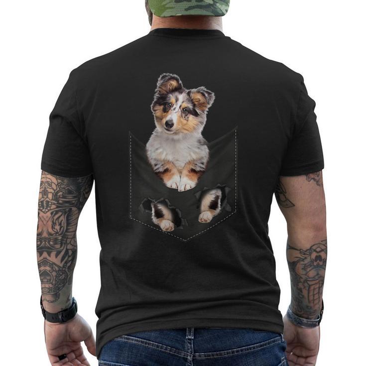 シェルティー犬愛好家のためのポケットに入った面白いシェットランドシープドッグ メンズTシャツ バックプリント